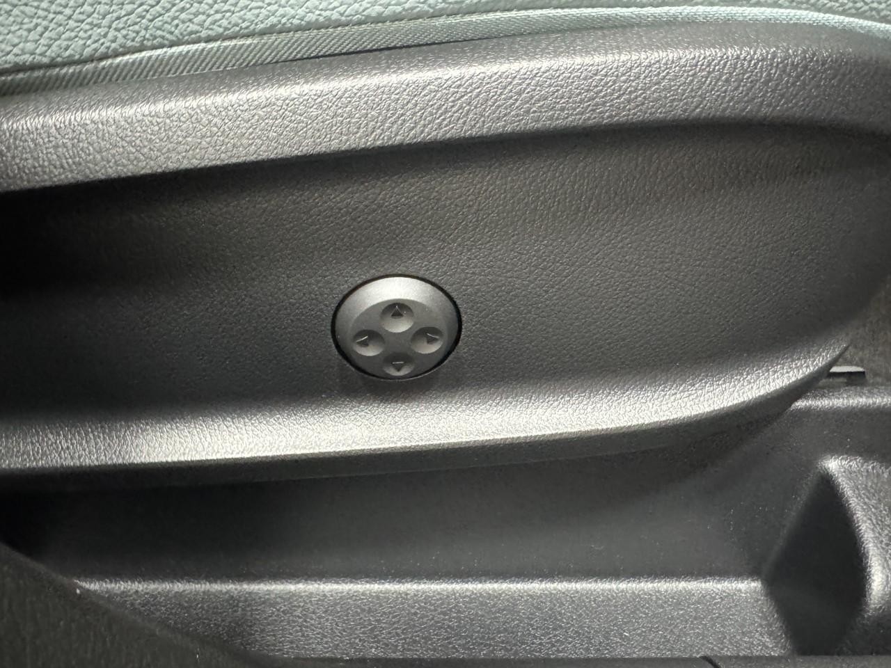 Mercedes-Benz GLA Vehicle Full-screen Gallery Image 20