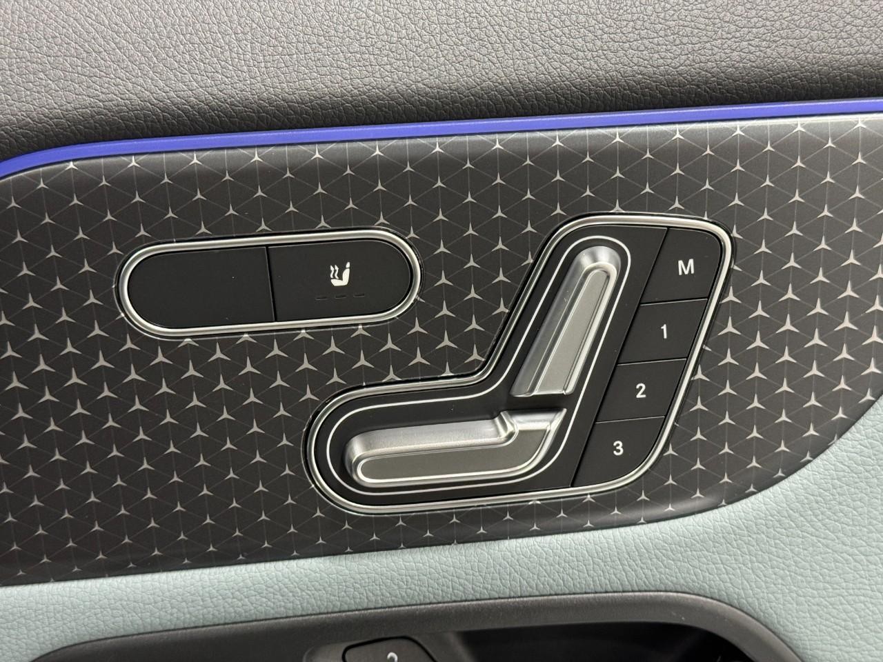 Mercedes-Benz GLA Vehicle Full-screen Gallery Image 21