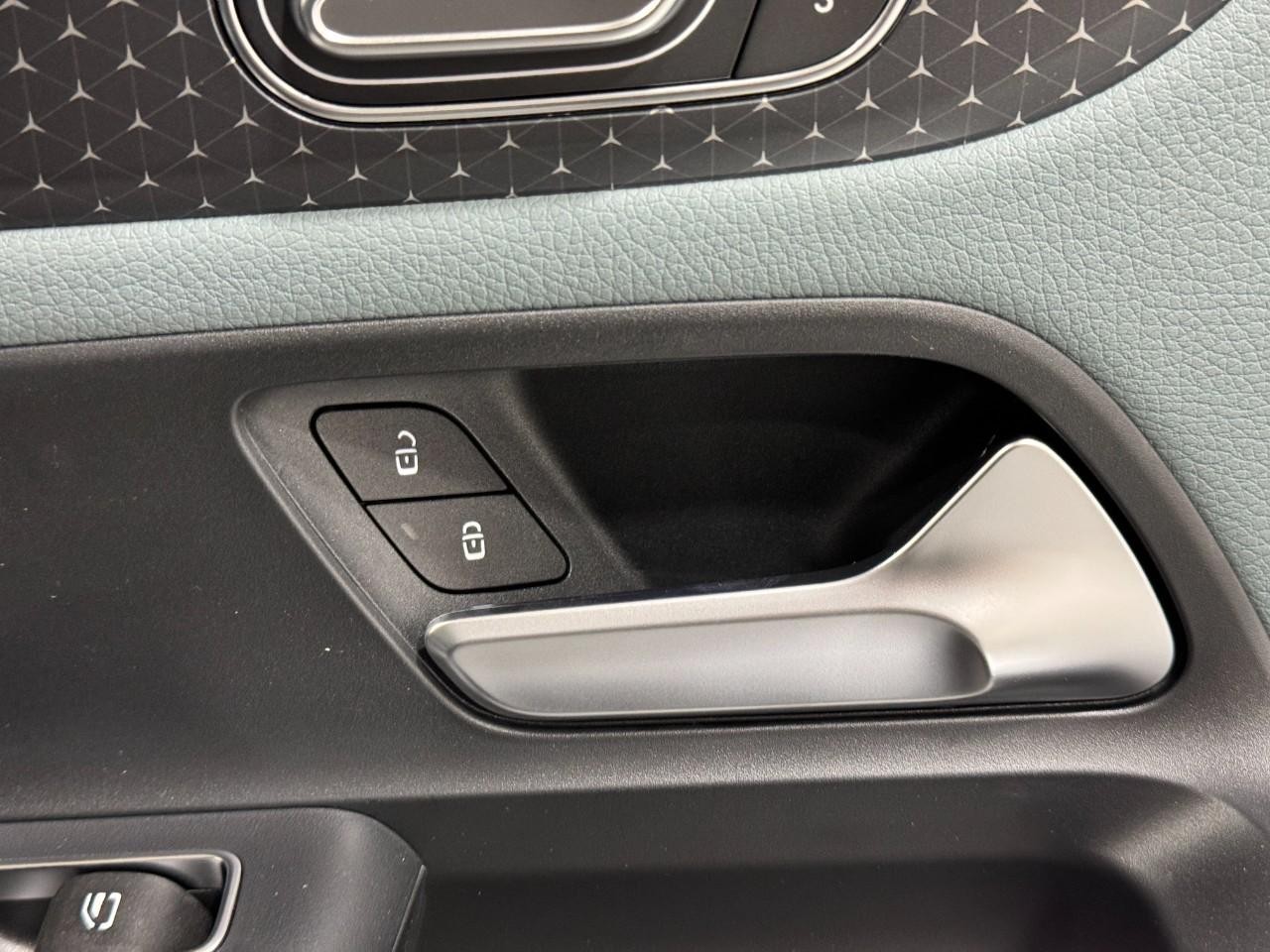 Mercedes-Benz GLA Vehicle Full-screen Gallery Image 22