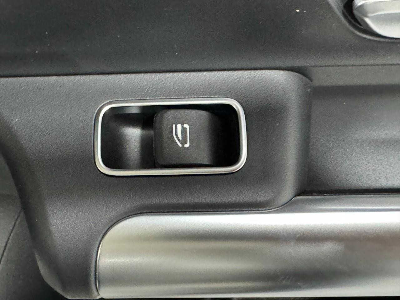 Mercedes-Benz GLA Vehicle Full-screen Gallery Image 23