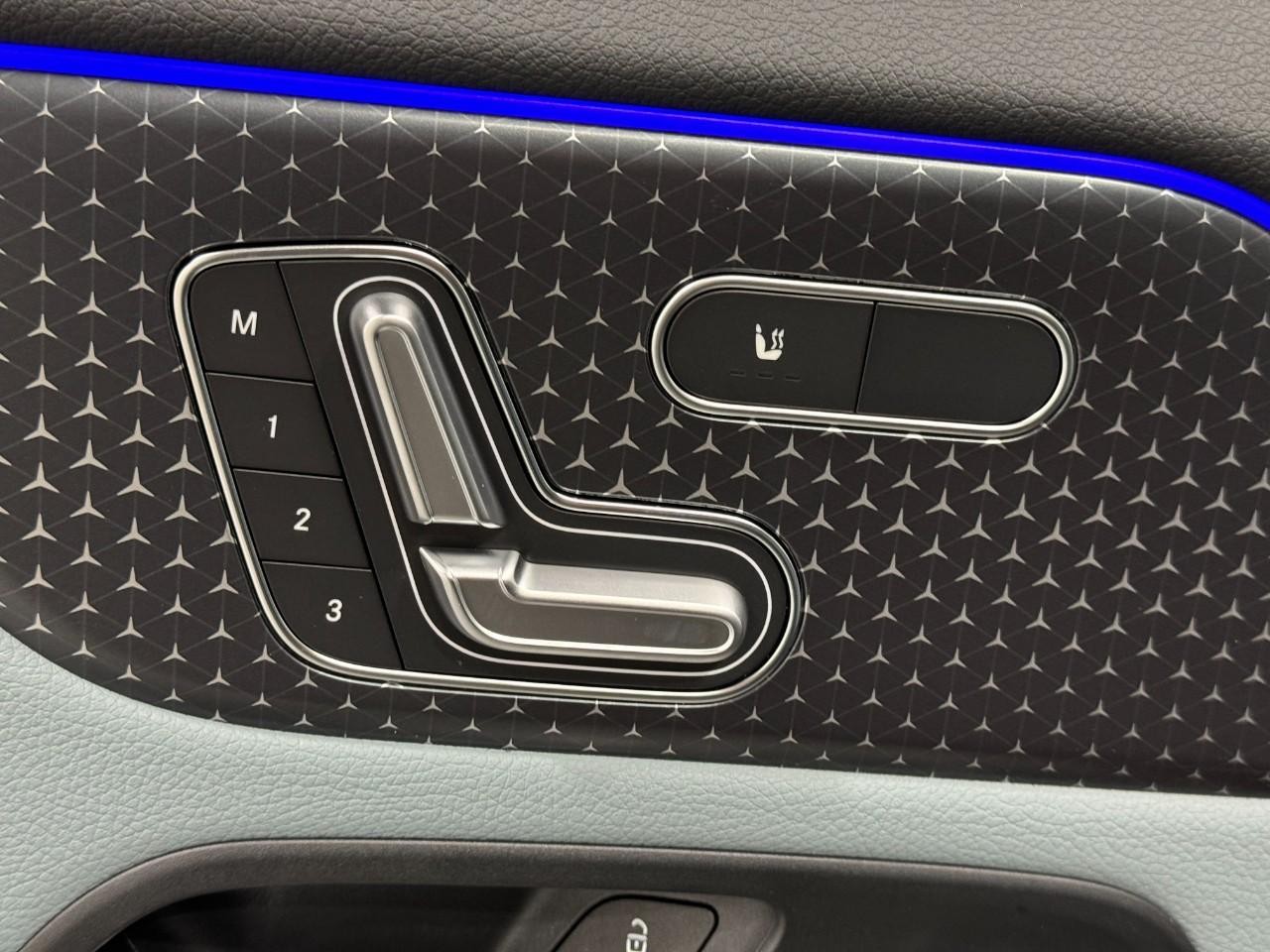 Mercedes-Benz GLA Vehicle Full-screen Gallery Image 24