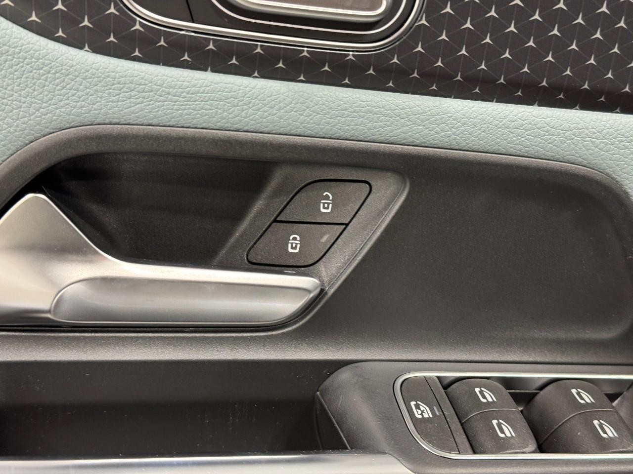 Mercedes-Benz GLA Vehicle Full-screen Gallery Image 25