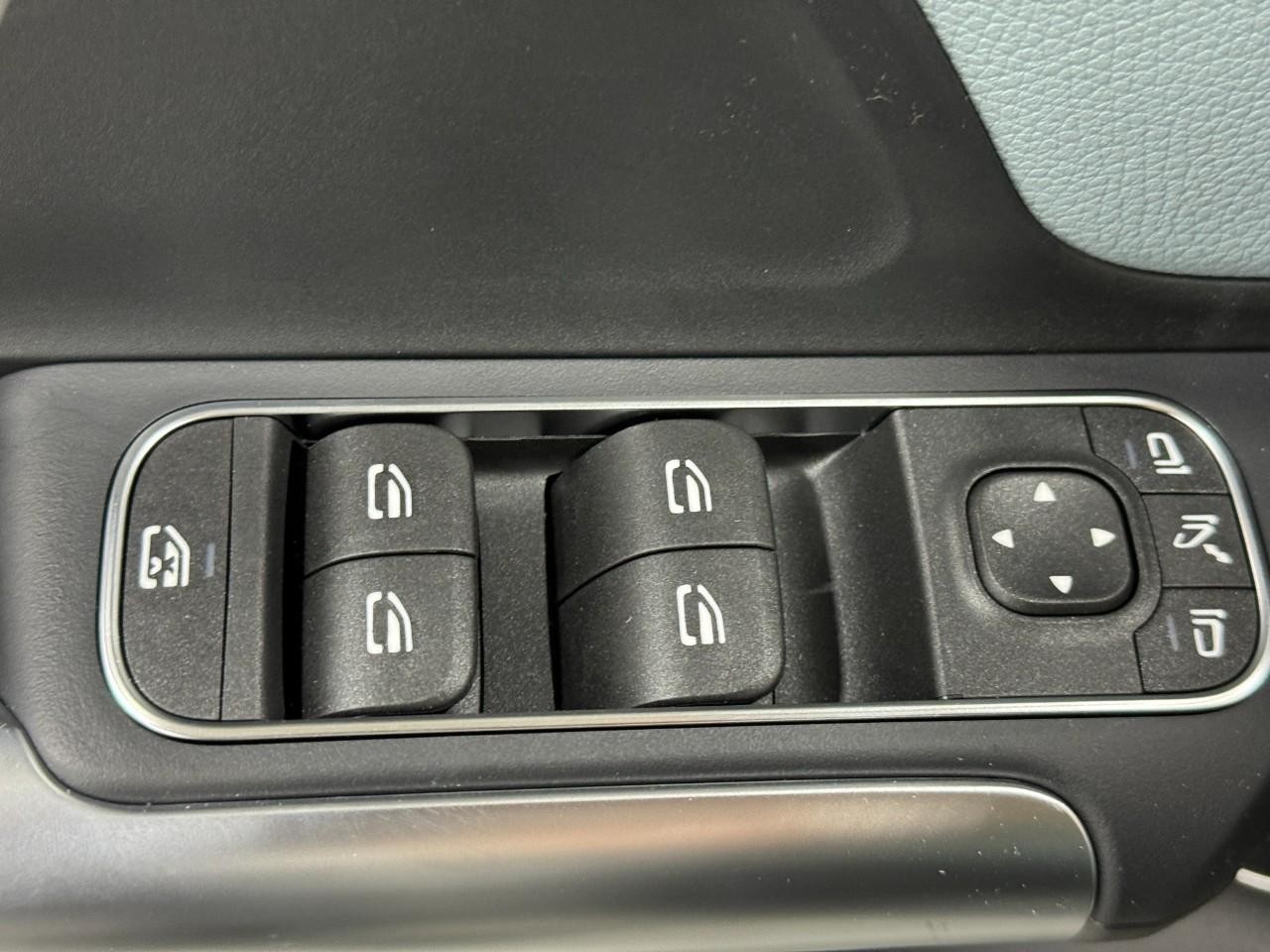 Mercedes-Benz GLA Vehicle Full-screen Gallery Image 26