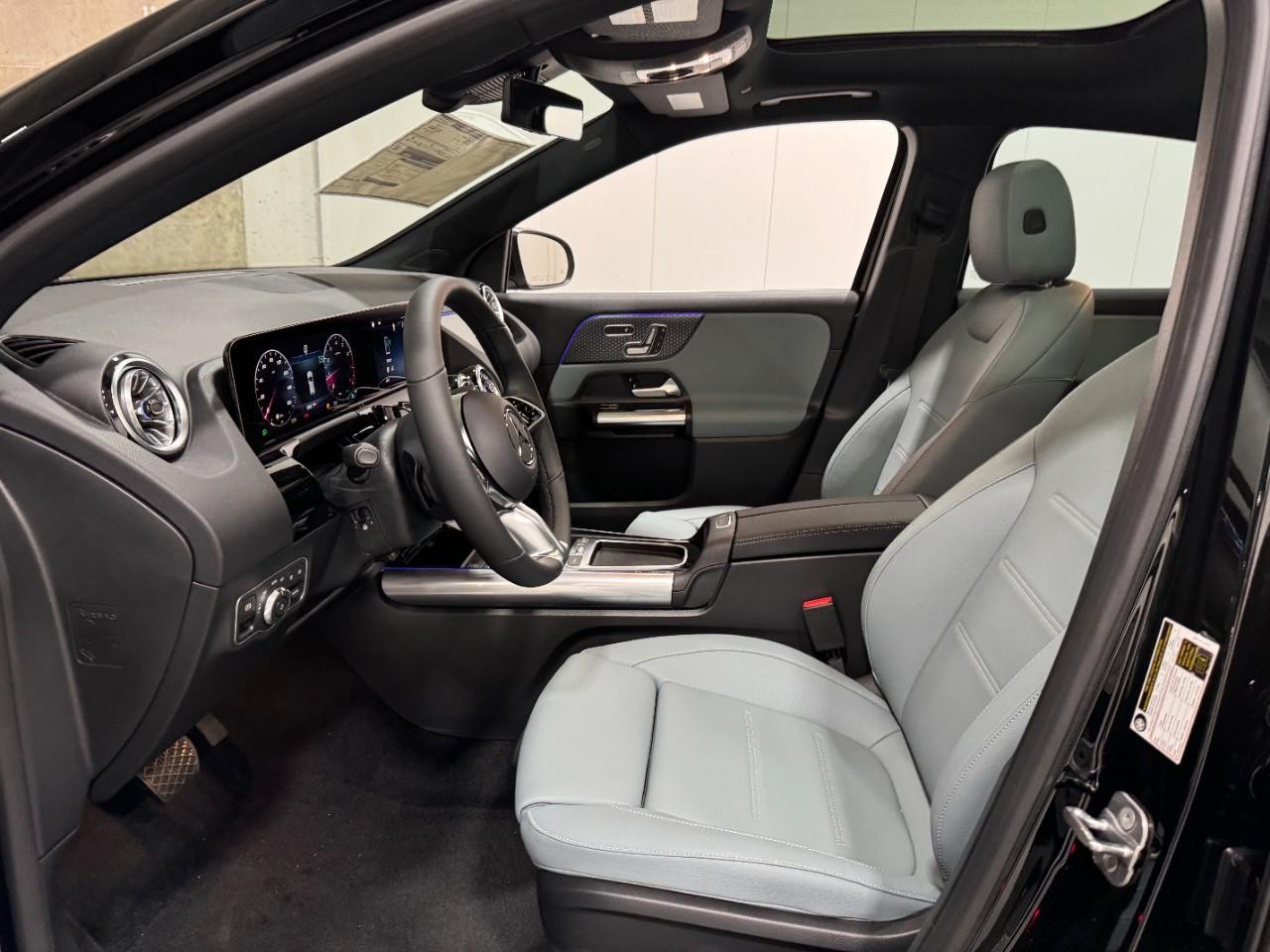 Mercedes-Benz GLA Vehicle Full-screen Gallery Image 28