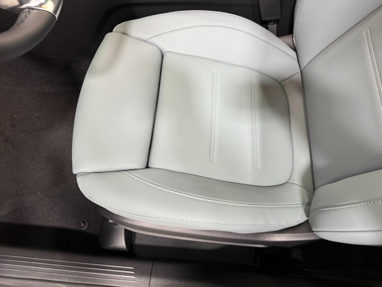 Mercedes-Benz GLA Vehicle Full-screen Gallery Image 29