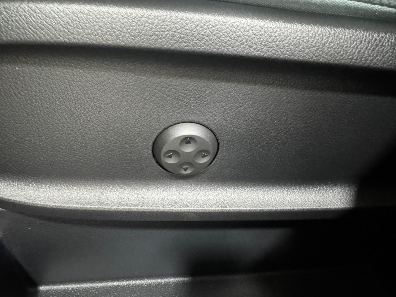 Mercedes-Benz GLA Vehicle Full-screen Gallery Image 30