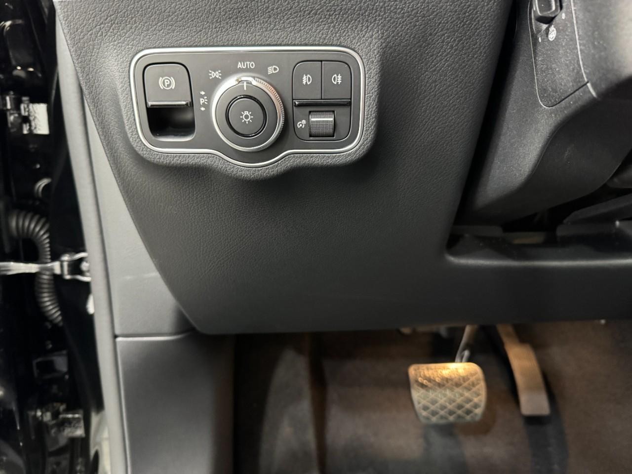 Mercedes-Benz GLA Vehicle Full-screen Gallery Image 31