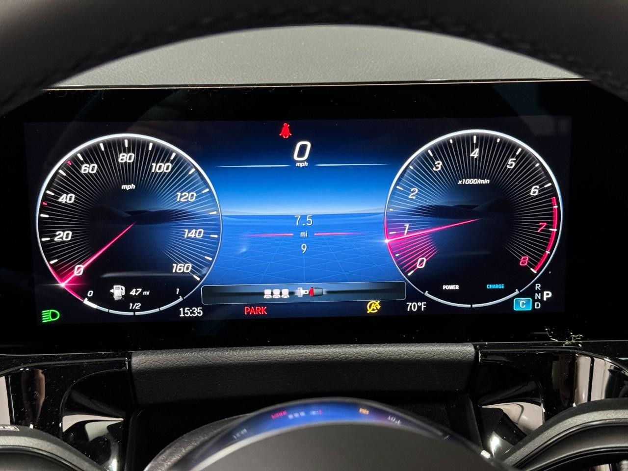 Mercedes-Benz GLA Vehicle Full-screen Gallery Image 34