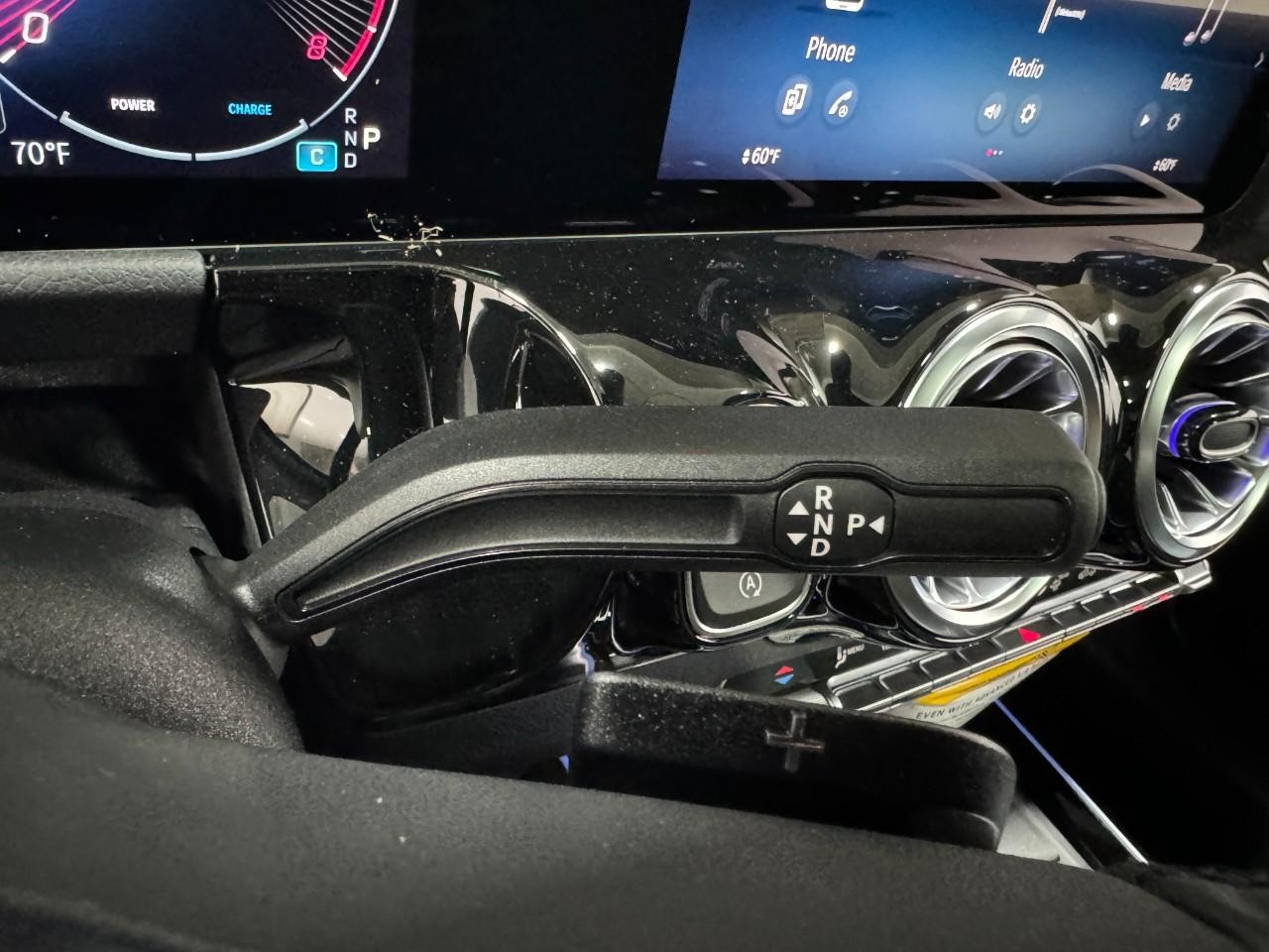 Mercedes-Benz GLA Vehicle Full-screen Gallery Image 35