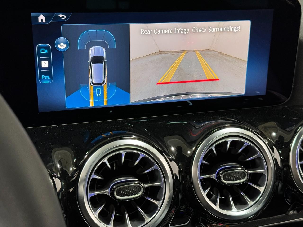 Mercedes-Benz GLA Vehicle Full-screen Gallery Image 36