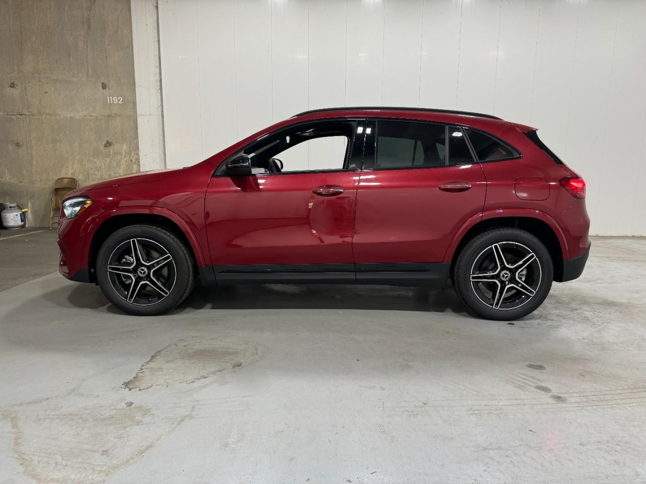 Mercedes-Benz GLA Vehicle Full-screen Gallery Image 2