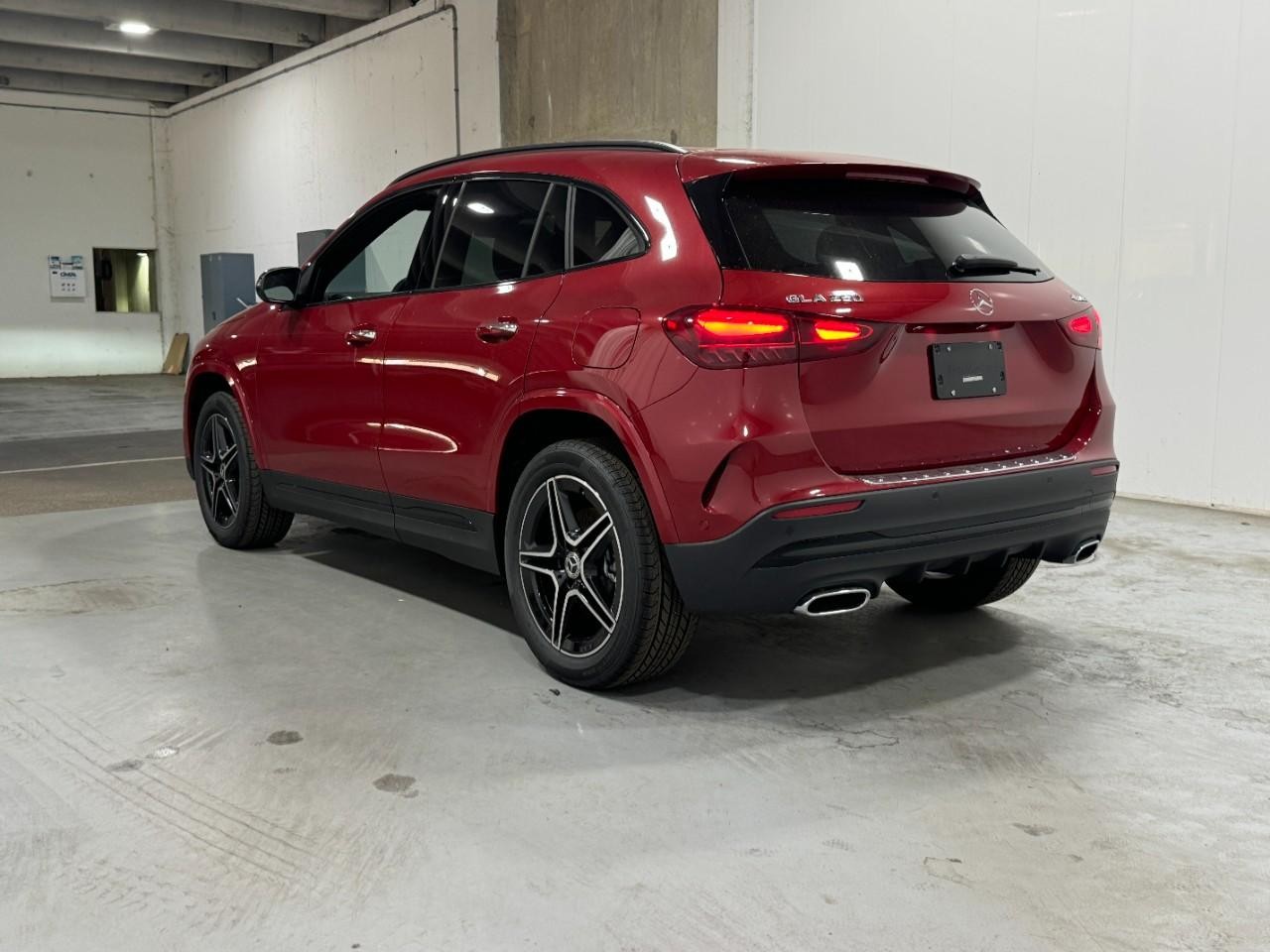 Mercedes-Benz GLA Vehicle Full-screen Gallery Image 3