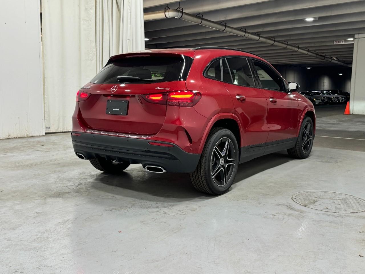 Mercedes-Benz GLA Vehicle Full-screen Gallery Image 4