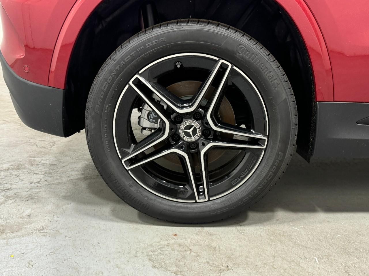 Mercedes-Benz GLA Vehicle Full-screen Gallery Image 5