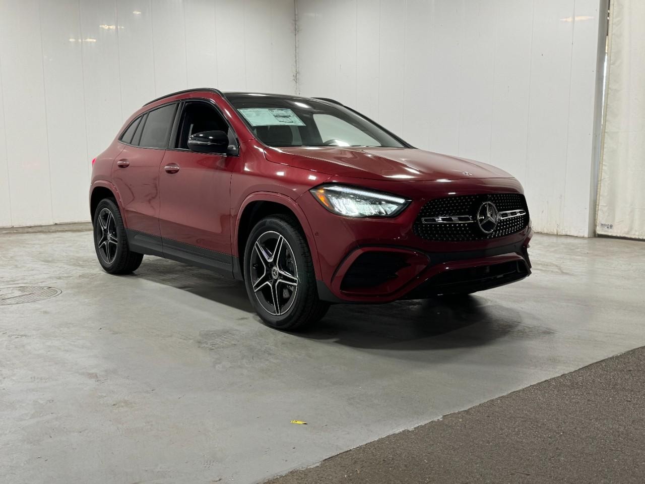 Mercedes-Benz GLA Vehicle Full-screen Gallery Image 6