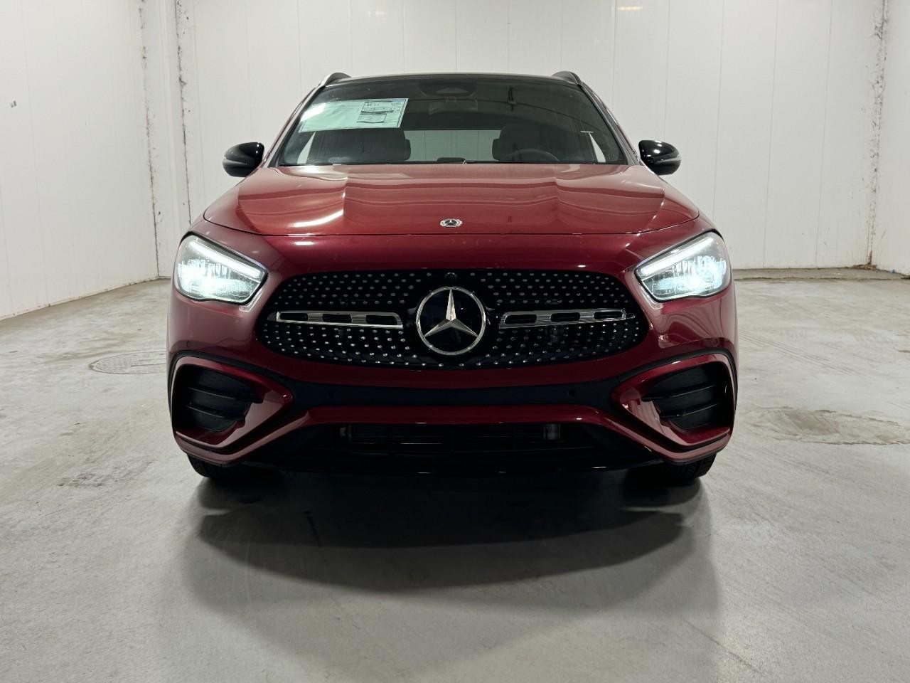 Mercedes-Benz GLA Vehicle Full-screen Gallery Image 7