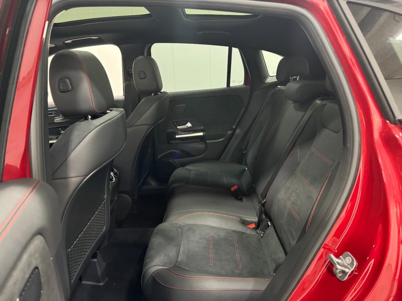 Mercedes-Benz GLA Vehicle Full-screen Gallery Image 8