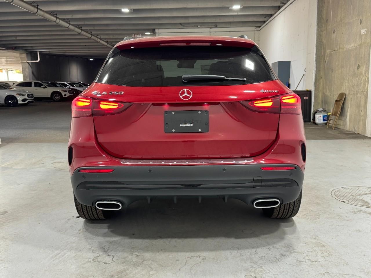 Mercedes-Benz GLA Vehicle Full-screen Gallery Image 9