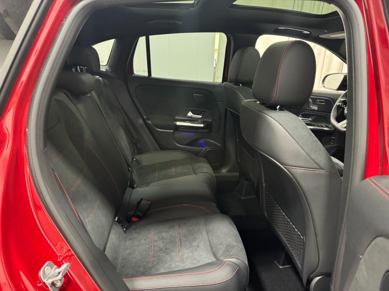 Mercedes-Benz GLA Vehicle Full-screen Gallery Image 10