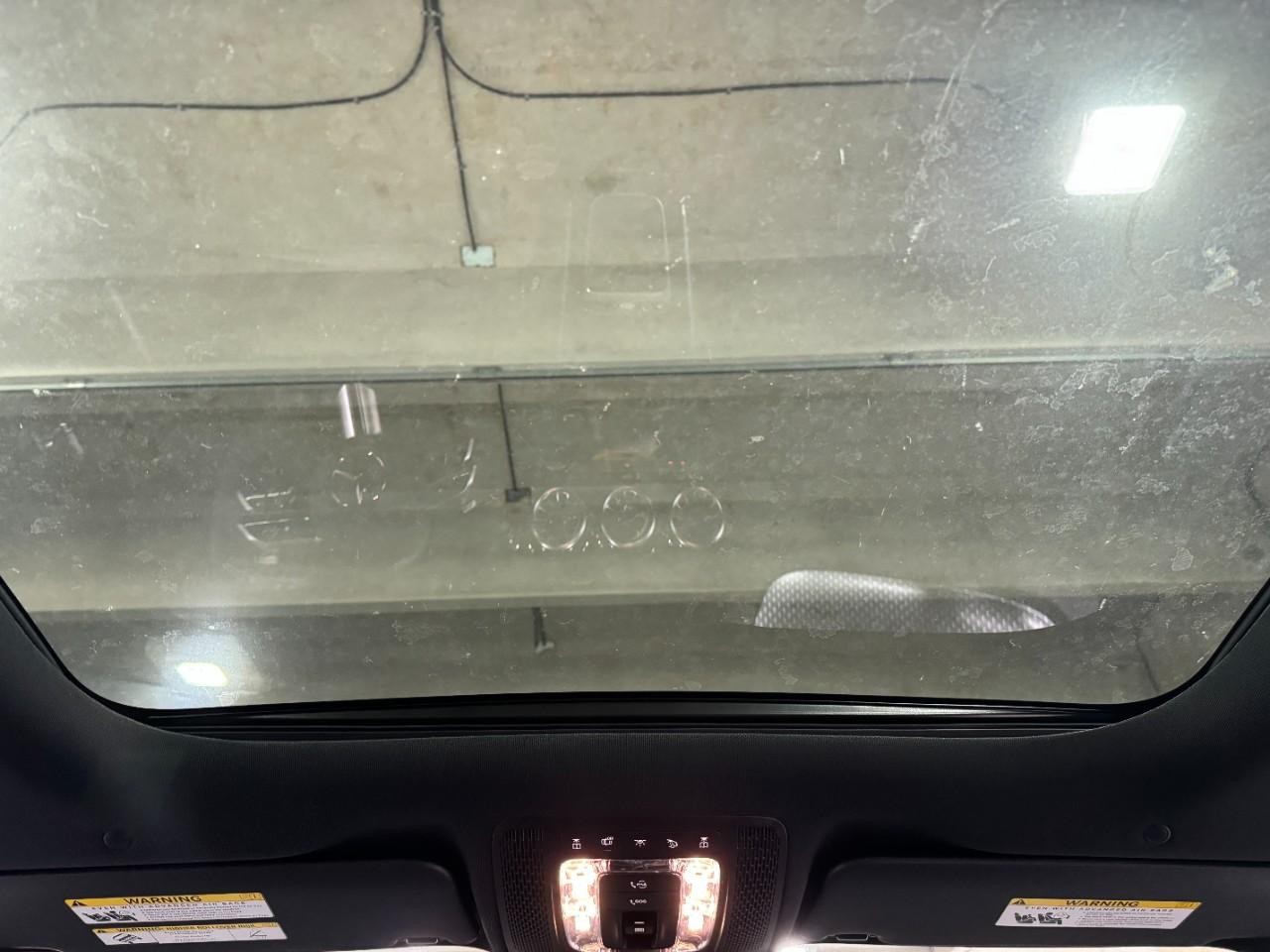 Mercedes-Benz GLA Vehicle Full-screen Gallery Image 11