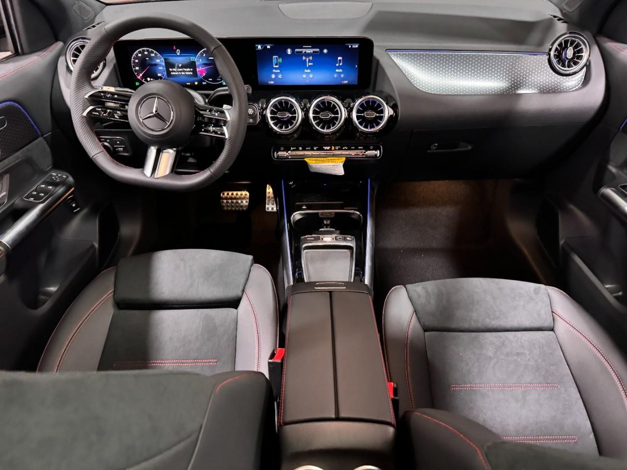 Mercedes-Benz GLA Vehicle Full-screen Gallery Image 12