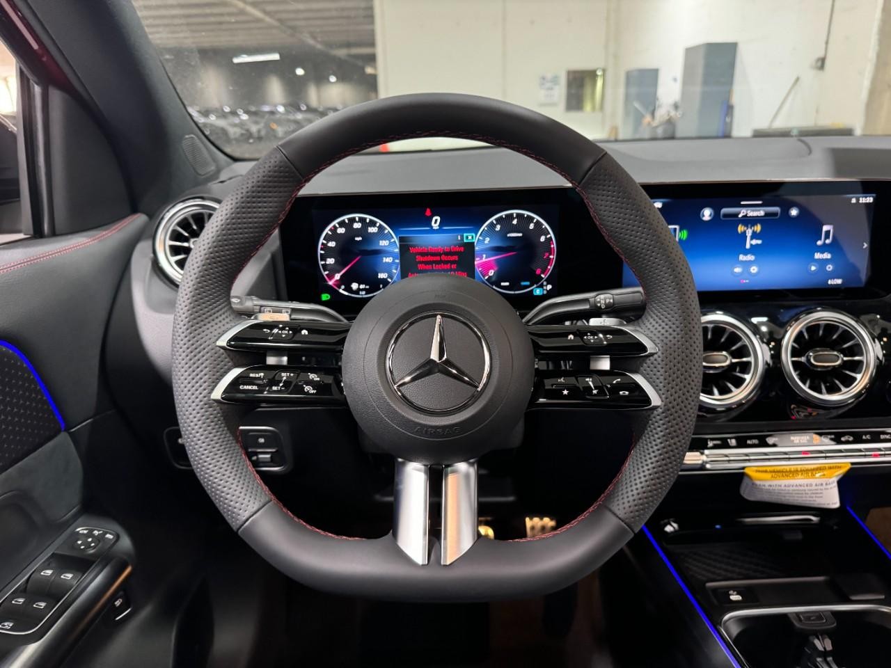 Mercedes-Benz GLA Vehicle Full-screen Gallery Image 13