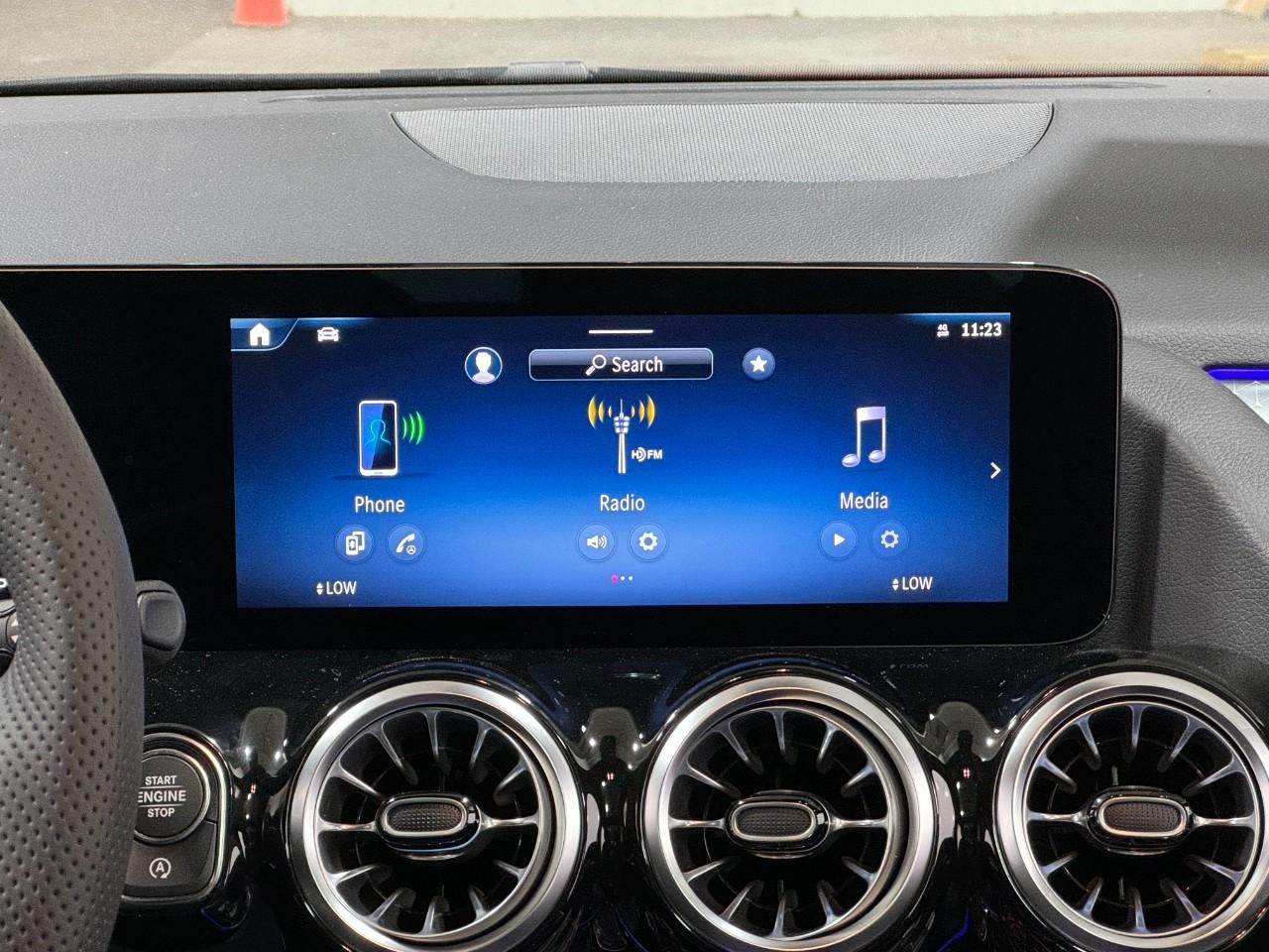 Mercedes-Benz GLA Vehicle Full-screen Gallery Image 14