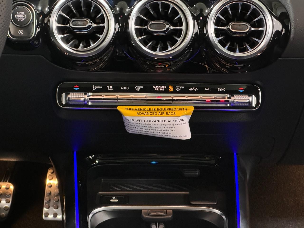 Mercedes-Benz GLA Vehicle Full-screen Gallery Image 15