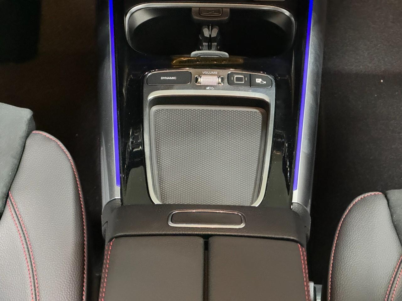 Mercedes-Benz GLA Vehicle Full-screen Gallery Image 16