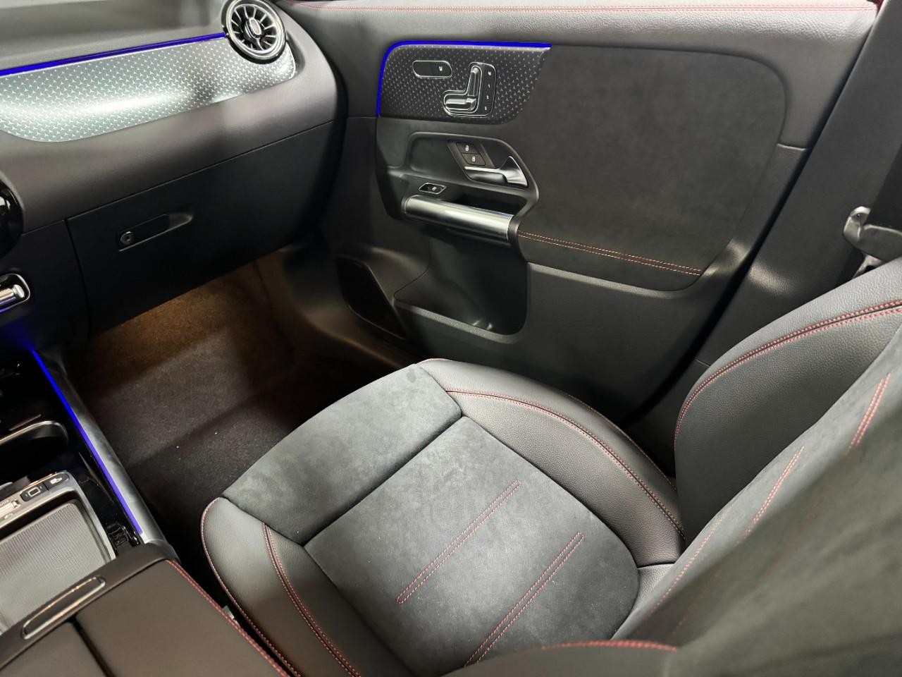 Mercedes-Benz GLA Vehicle Full-screen Gallery Image 17