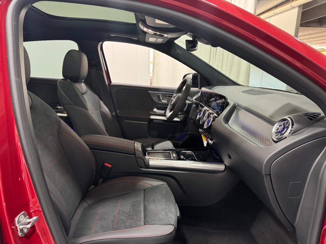 Mercedes-Benz GLA Vehicle Full-screen Gallery Image 18