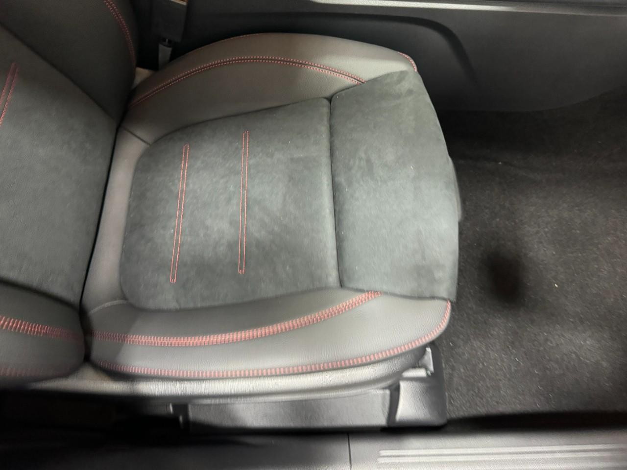 Mercedes-Benz GLA Vehicle Full-screen Gallery Image 19