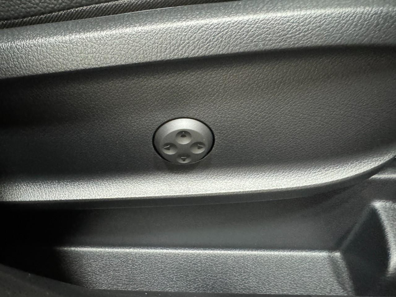 Mercedes-Benz GLA Vehicle Full-screen Gallery Image 20