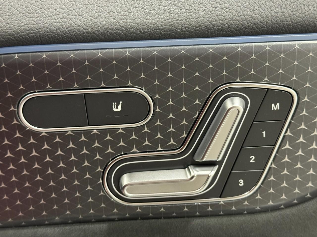 Mercedes-Benz GLA Vehicle Full-screen Gallery Image 21