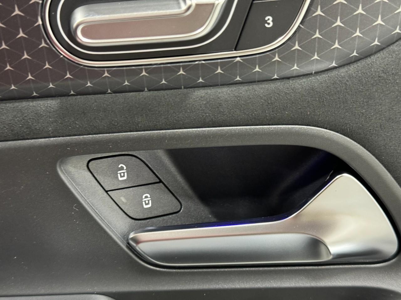 Mercedes-Benz GLA Vehicle Full-screen Gallery Image 22