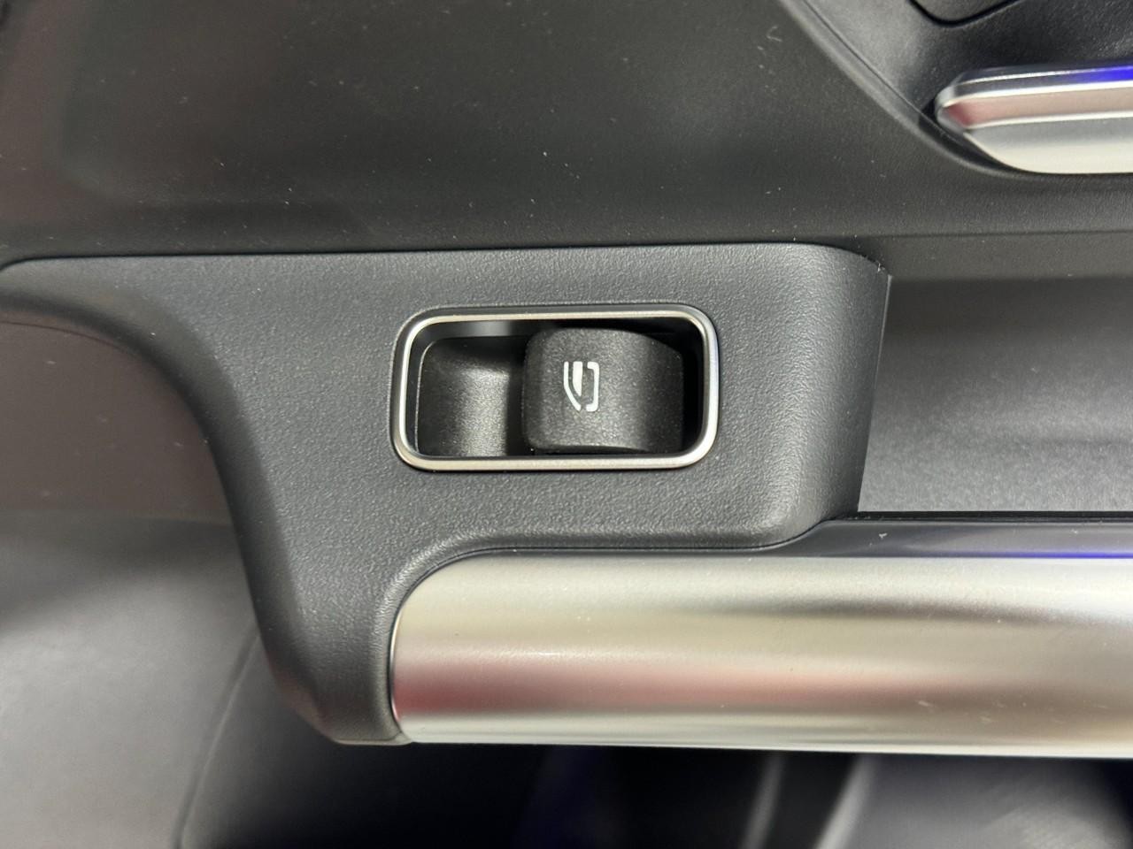 Mercedes-Benz GLA Vehicle Full-screen Gallery Image 23