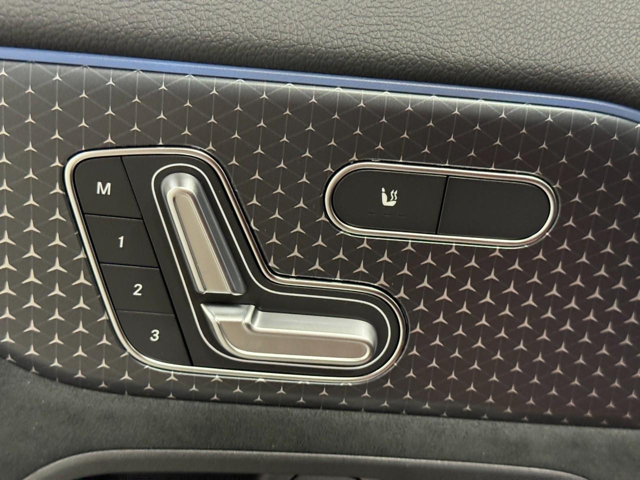 Mercedes-Benz GLA Vehicle Full-screen Gallery Image 24