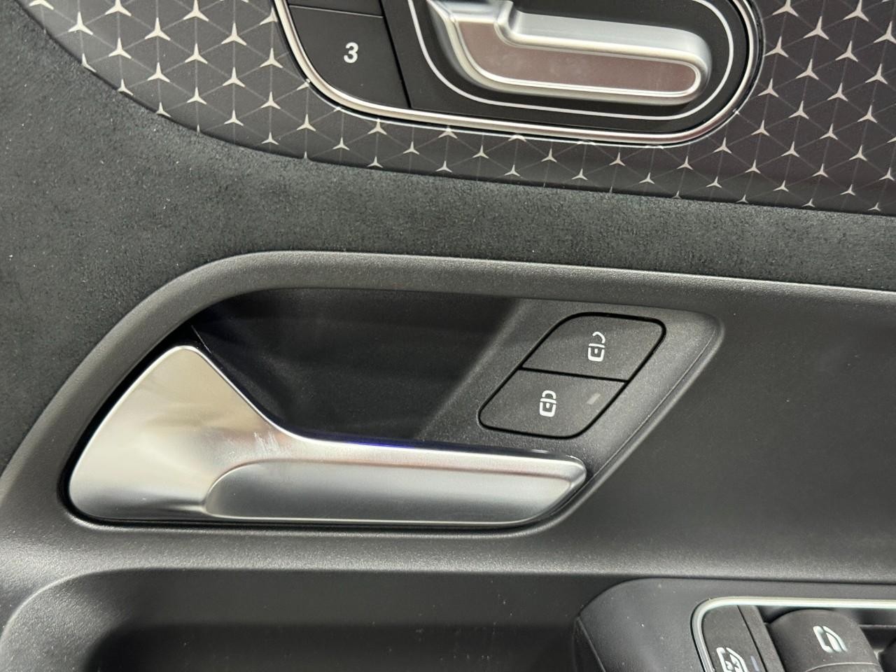 Mercedes-Benz GLA Vehicle Full-screen Gallery Image 25