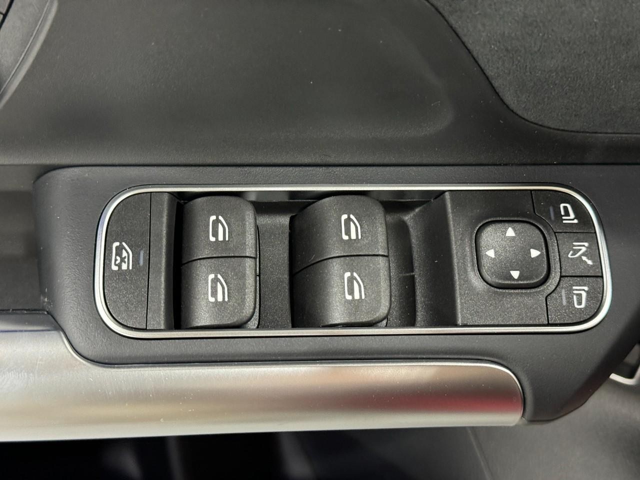 Mercedes-Benz GLA Vehicle Full-screen Gallery Image 26