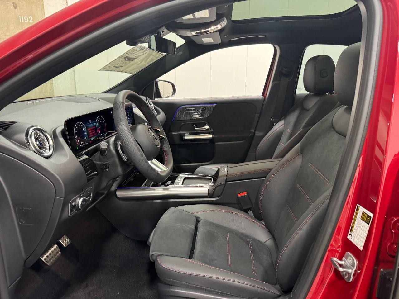 Mercedes-Benz GLA Vehicle Full-screen Gallery Image 28