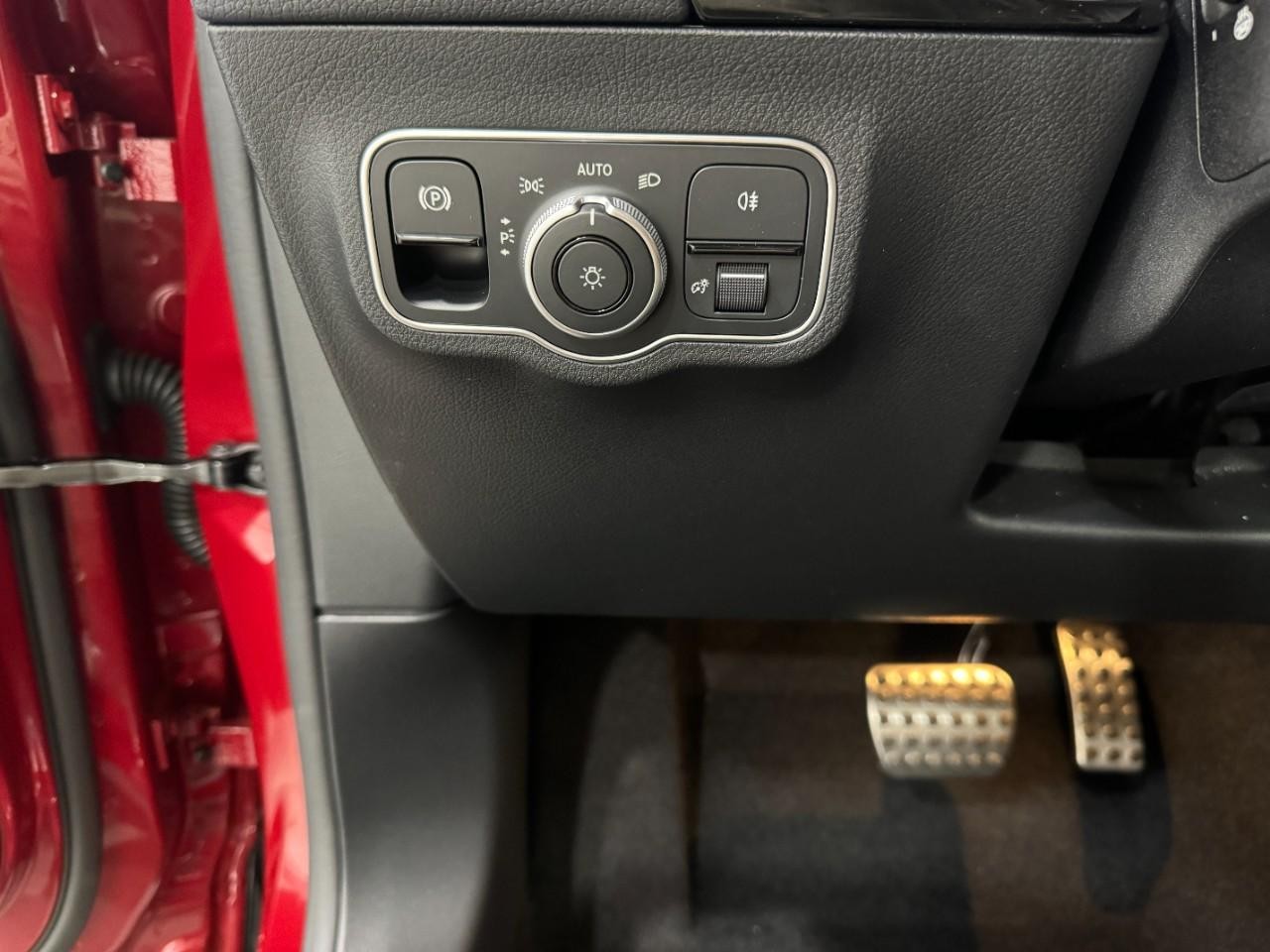 Mercedes-Benz GLA Vehicle Full-screen Gallery Image 30