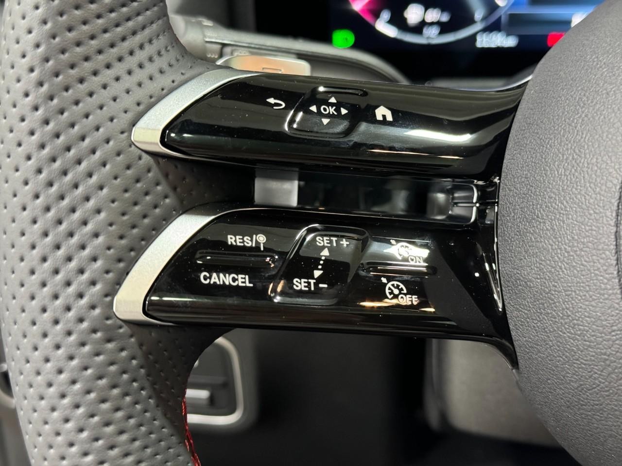 Mercedes-Benz GLA Vehicle Full-screen Gallery Image 31