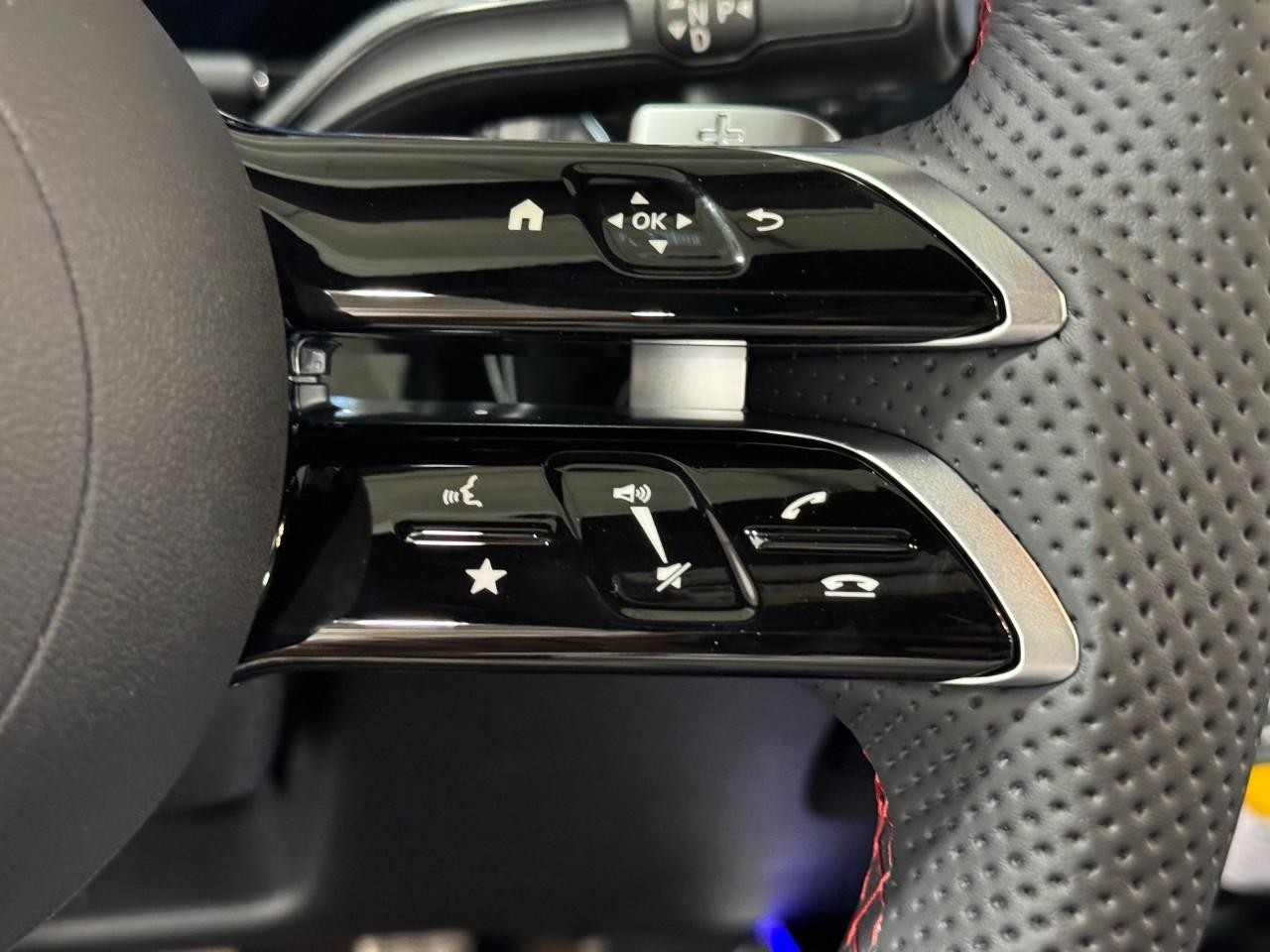 Mercedes-Benz GLA Vehicle Full-screen Gallery Image 32