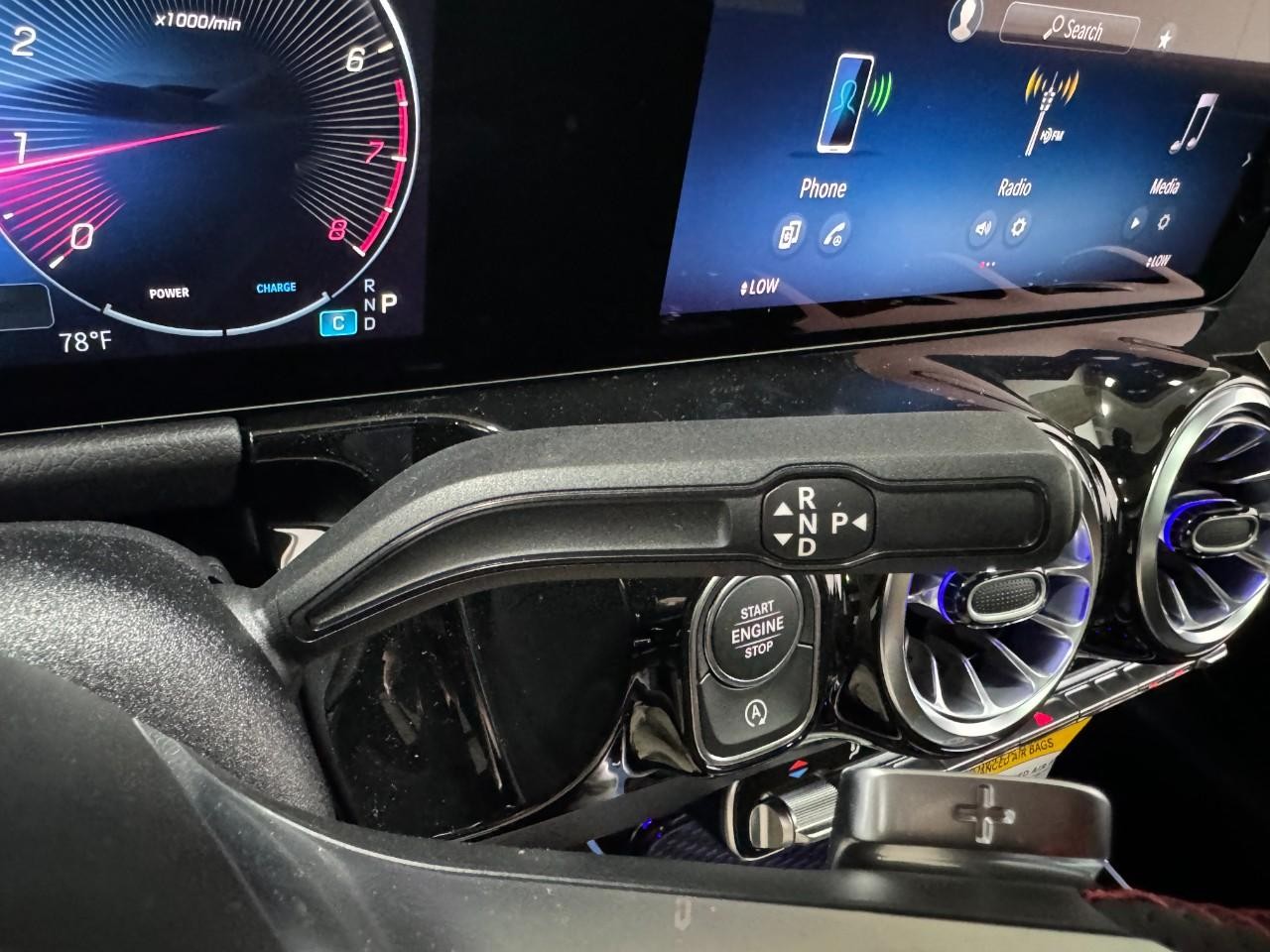 Mercedes-Benz GLA Vehicle Full-screen Gallery Image 34