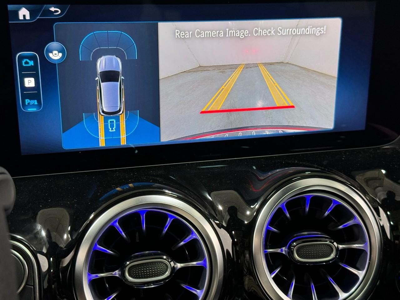 Mercedes-Benz GLA Vehicle Full-screen Gallery Image 35