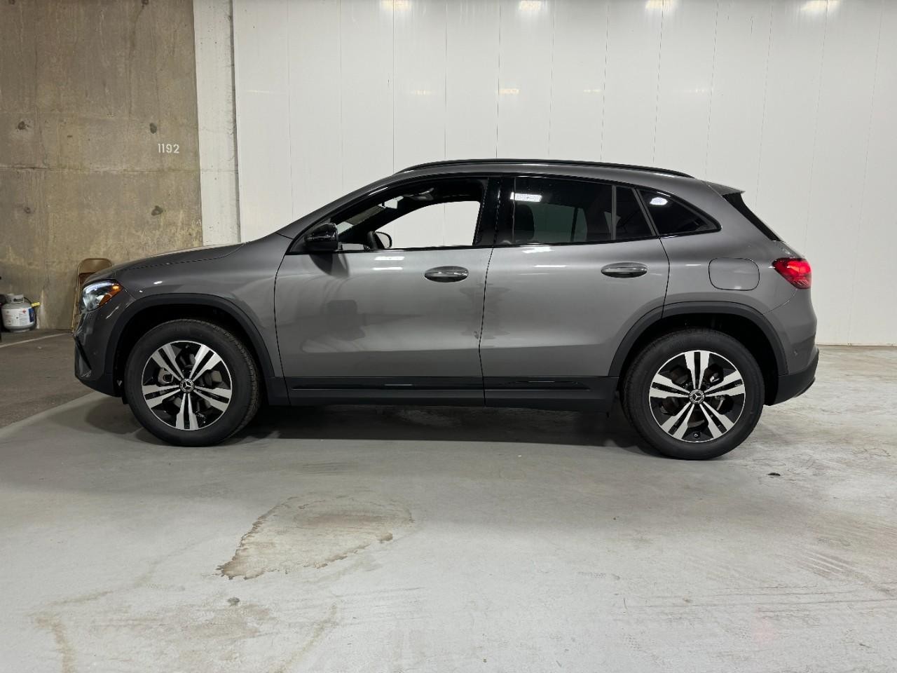 Mercedes-Benz GLA Vehicle Full-screen Gallery Image 2