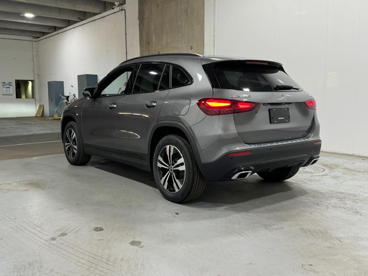 Mercedes-Benz GLA Vehicle Full-screen Gallery Image 3