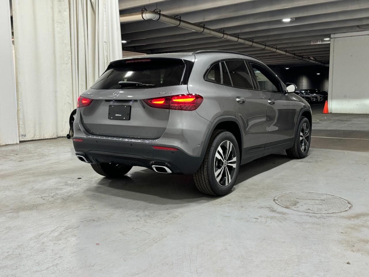 Mercedes-Benz GLA Vehicle Full-screen Gallery Image 4