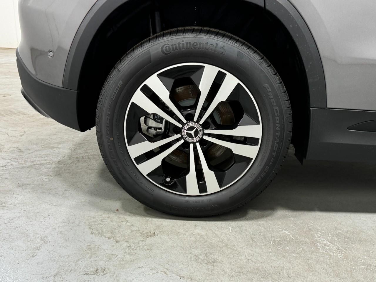 Mercedes-Benz GLA Vehicle Full-screen Gallery Image 5