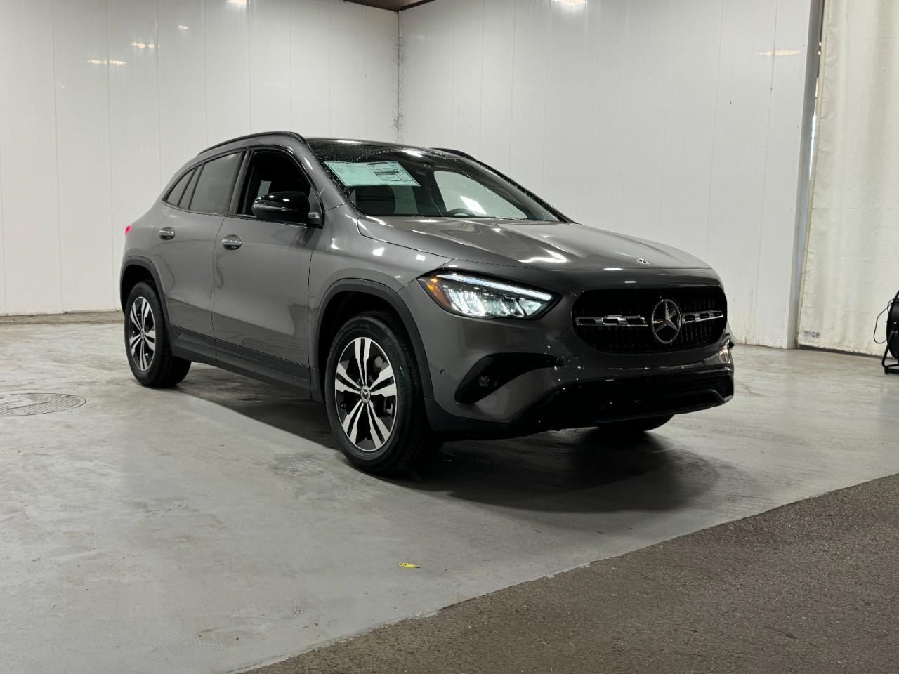 Mercedes-Benz GLA Vehicle Full-screen Gallery Image 6